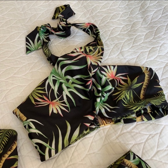 Beach Riot Hibiscus/coconut tops and Kauai bottoms - Picture 2 of 8